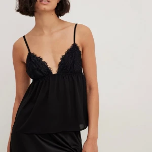 Topp från nakd  - Säljer denna jättesöta topp från nakd. Helt ny, prislapp kvar! Nypris:300kr Säljer pågrund av att jag beställde samma topp i flera storlekar men glömde lämna tillbaka. Storlek M men liten i storleken så skulle mer säga att det är som en S