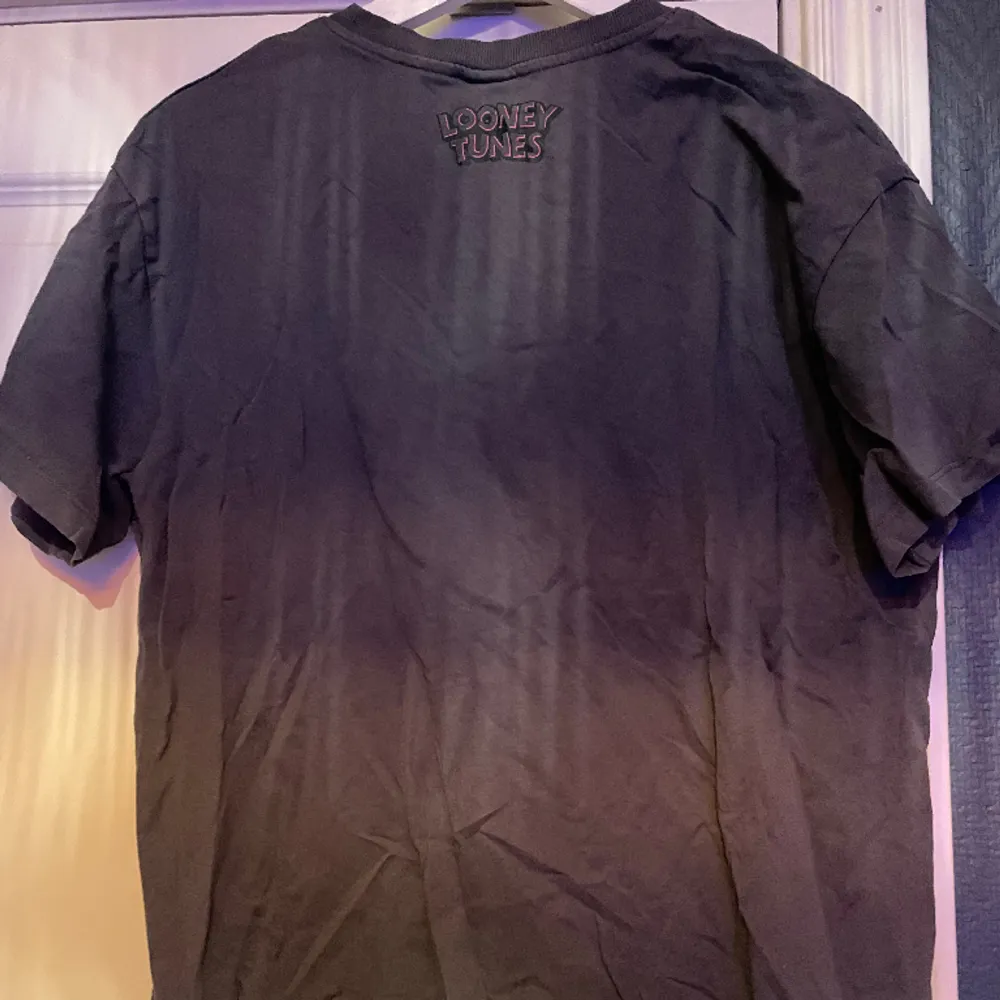 En grå t-shirt med tryck från h&m, lite oversize, strl M. T-shirts.