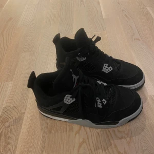 Jordan 4 - Jordan 4 black canvas. Säljer de för att jag har tillräckligt många skor. Har använd den kanske 3-4 gånger. Pris går att diskutera 
