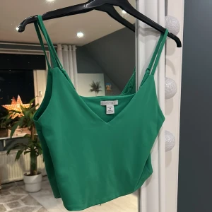 Topp  - Topp från New yorker. Använd 1 gång. Bra skick. Frakten betalar köparen själv 