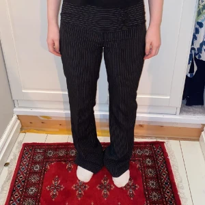 Lågmidjade kostymbyxor - Så nice svarta randiga kostymbyxor med utsvän ben och låg midja💓 Jättefint skick. Passar strl M. Skriv vid funderingar och kolla in mina andra annonser🌟