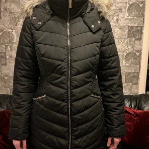 Vinterjacka - Fin svart vinterjacka med päls på luvan som går att ta bort Storlek S  Prisförslag  Frakt tillkommer  