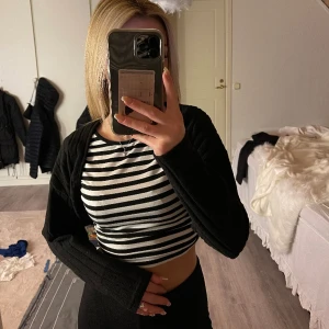 Kofta - Kort tunn kofta från SHEIN. Aldrig använd 💕 Mjuk i materialet & super fin 🤍 Köparen står för frakten