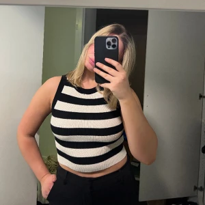 Topp - Säljer denna randiga toppen från pull&bear. I gott skick och i storlek S. 