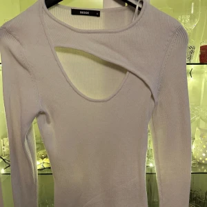 Tröja från Bikbok - Denna tröja är använd några få gånger och jag säljer den för att jag inte fått användning av den. 80 kronor eller om man kommer med bättre förslag. Plus frakt