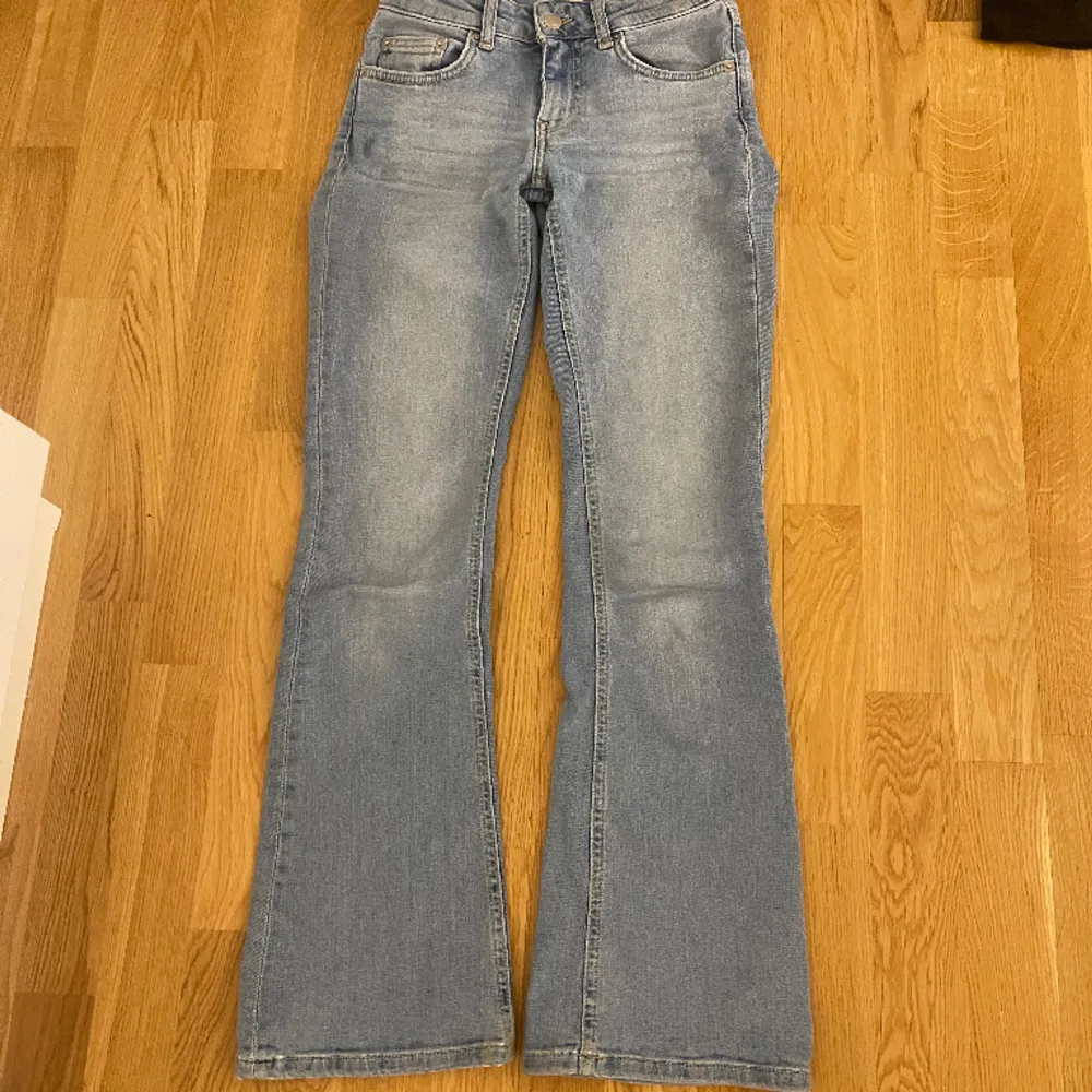 Den är använda men i bra sik.  Den är short i längden. Jeans & Byxor.
