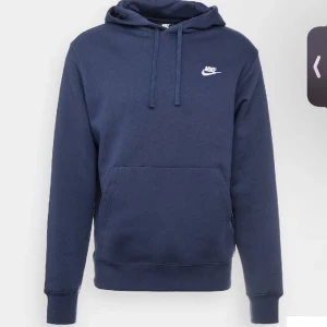 Nike hoodie  - Säljer min Nike hoodie, den är i herr modell storlek m, använd fåtal gånger. Stor i storleken och den är köpt för 650kr