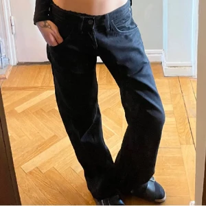 Låga svarta jeans - Låga svarta jeans i storleken w30L32. Jätte bra skick. Från wrangler
