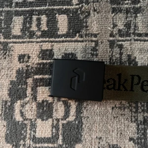 Peak performance bälte - One size, bra fint bälte. Köpte på resa då jag hade glömt mitt bälte hemma så använt få gånger. Köpt i peak performance butik för 500kr