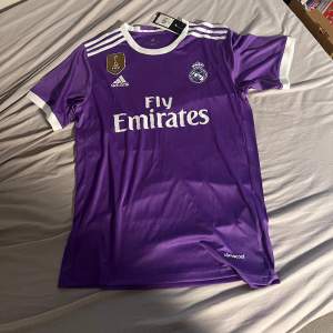 Real Madrid tredje ställ 2016-2017 i size M, helt ny med lappar på 