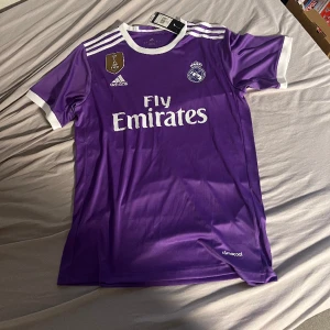 Real Madrid tröja 2016-2017  - Real Madrid tredje ställ 2016-2017 i size M, helt ny med lappar på 