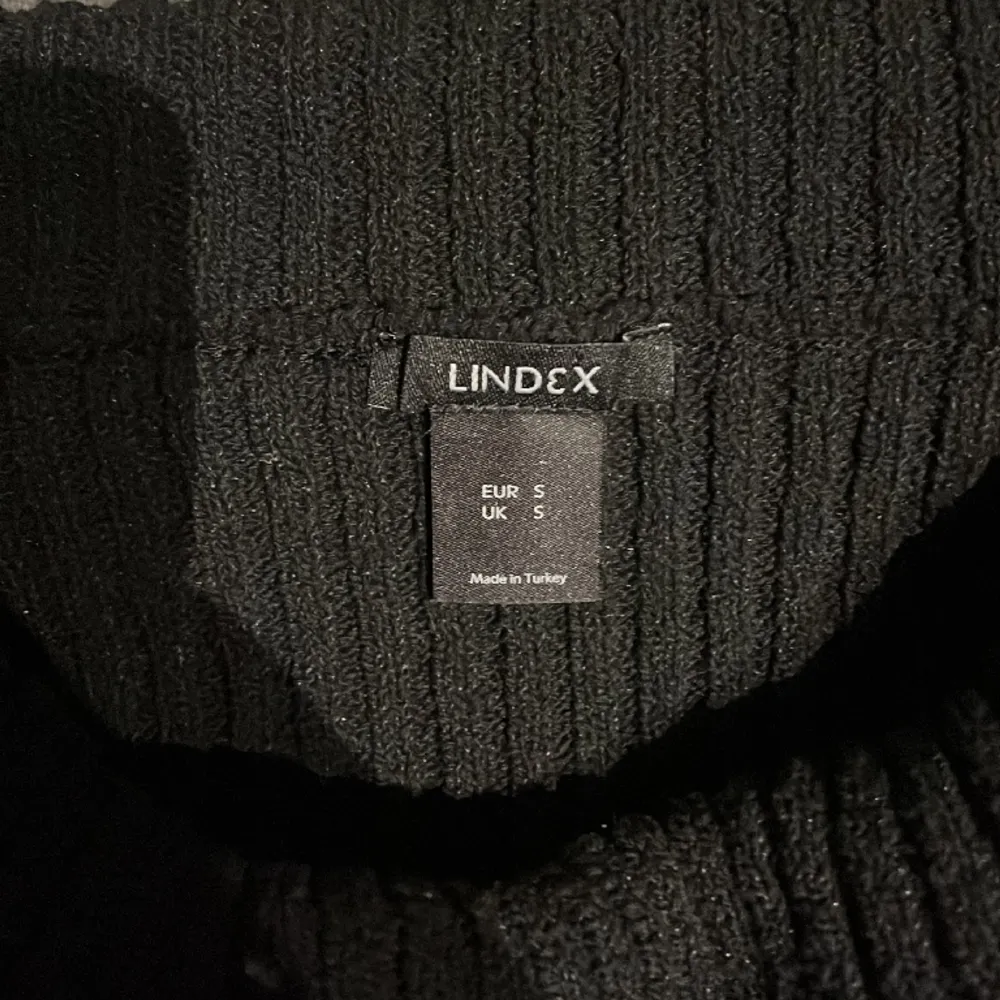 Supersnygg stickad offshoulder tröja från Lindex, använd typ 2 ggr, superbra kvalitet. Storlek S men passar XS. Nypris 400kr. Tröjor & Koftor.