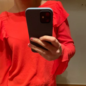 Orange blus med volang - En ornage blus med knytning i ryggen. Jätte söt och härlig färg till sommaren🧡🧡🧡Vet inte den exakta storleken då lappen är avklippta men passar nog S/M. skriv om ni undrar något!!!
