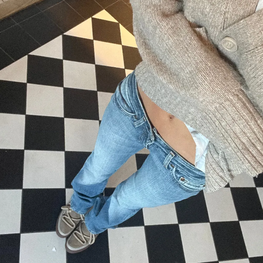 Bootcut jeans från Lee.   Hör av er för fler bilder!💞 INNERBENSLÄNGD:85cm MIDJEMÅTT:68cm. Jeans & Byxor.