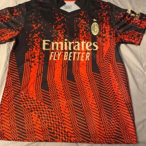 Milan fotbollströja - Fick den som present och den är aldrig använd. Säljer den på grund av att jag har en redan.