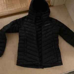 Peak jacka - Peak performance jacka. Helt ny, nypris 2999kr!! Jag säljer den för 1000kr för att den aldrig används. Annars inga defekter den är ny som inte kommit till användning ba