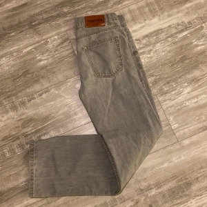 Grå Monten jeans stl 30x30 - Grå monten jeans stl 30x30 i fint skick.