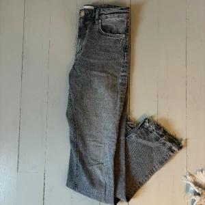 Jeans med slits  - Säljer dessa gråa jeans med slits på sidan längst ner vid benen och slitningar nere vid fötterna! Fint skick💗