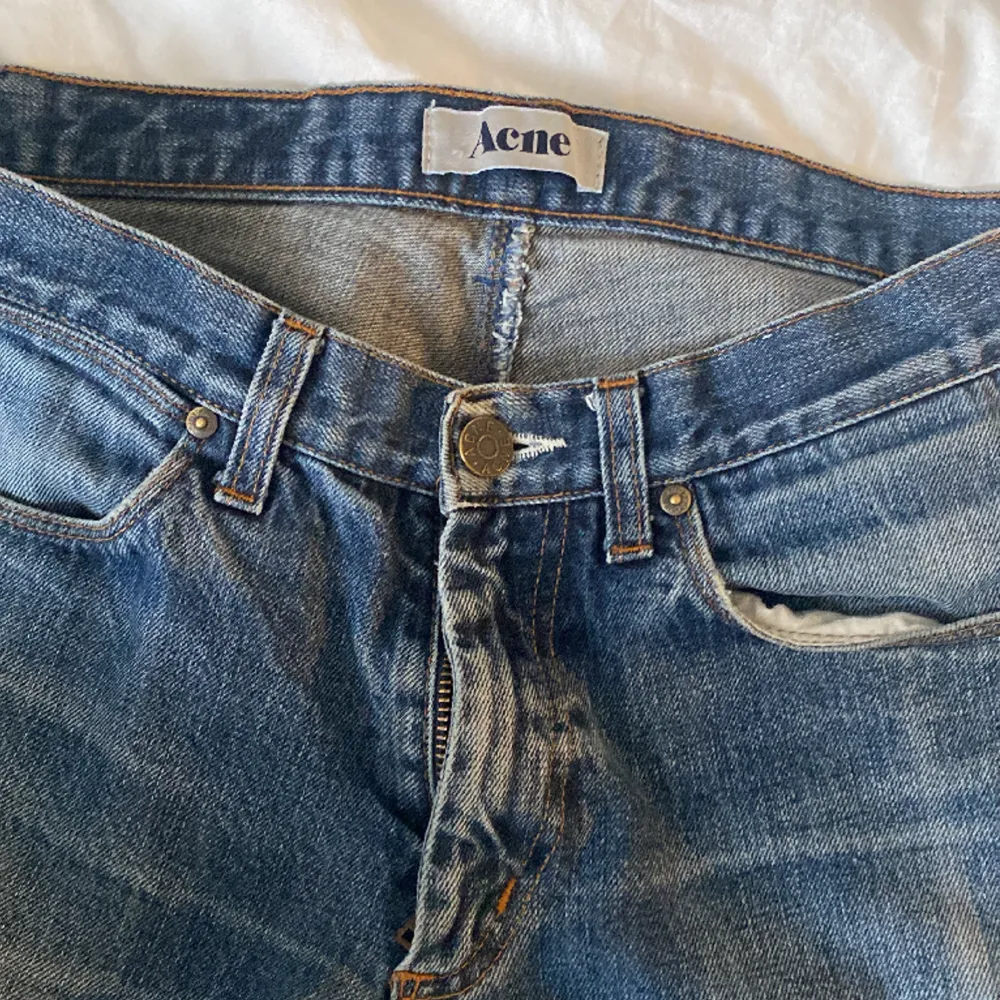 Ett par Low waist jeans från acne i färg mörkblå. Dessa är c 97 cm långa i benen och c 83cm breda i  midjan/höften! Så xs/s. Jag köpte dom i storlek xs. Bra skick med lite utsliten färg! . Jeans & Byxor.