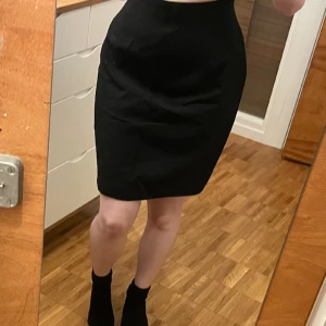 Enkel svar kjol - Côte A Côte - Enkel svart kjol i bomull, storleken är 42 men den är liten så sitter mer som en 38 ! Inga fläckar eller skador. Använd men väl omhändertagen(: