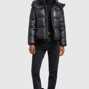 Khujo jacka - Superfin khujo vinterjacka i jättebra skick! Säljer pågrund av att jag inte använder tillräckligt. Slutsåld i alla storlekar förutom XL och XXL, Nypris: 2049kr