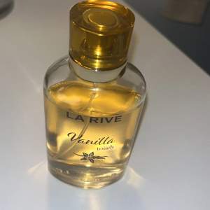 Denna eau de parfum är väldigt populär och luktar exakt som vanilj! Den är lite använd och är den stora vesionen. Har fått sjukt många komlimanger av denna men köpte en ny perfym så slutade använda denna!❤️🥰Köpt för 60kr!!