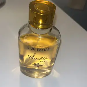 Denna eau de parfum är väldigt populär och luktar exakt som vanilj! Den är lite använd och är den stora vesionen. Har fått sjukt många komlimanger av denna men köpte en ny perfym så slutade använda denna!❤️🥰Köpt för 60kr!!