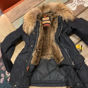 Parajumper S kort  - Parajumpers jacka kort modell i storlek  small i väldigt fint skick.