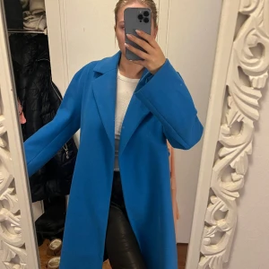 Blå kappa från Gina Tricot - Nyskick, använt vid några tillfällen. Köpt för 799kr. Storleken som M.