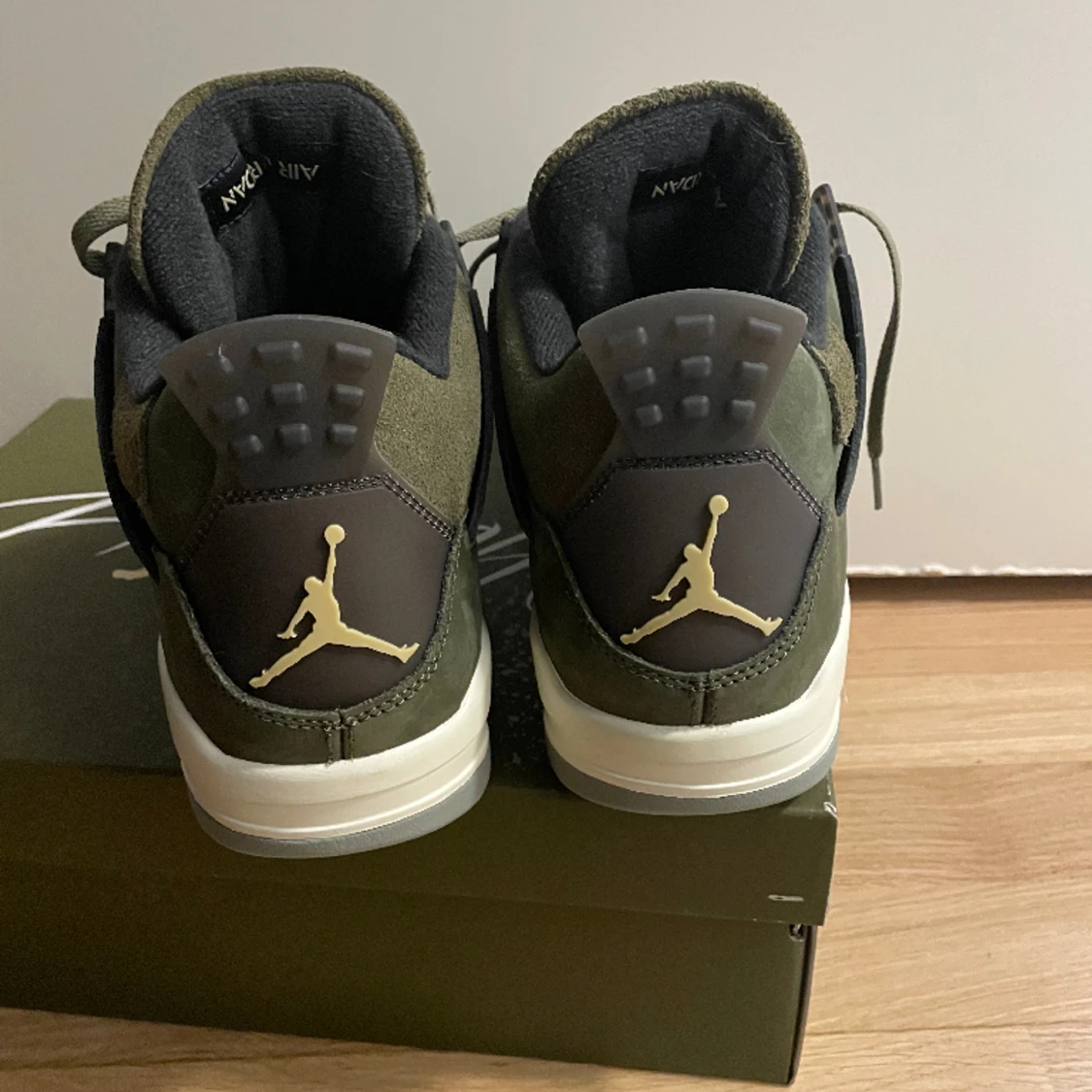 Jordan 4 medium Olive - 91