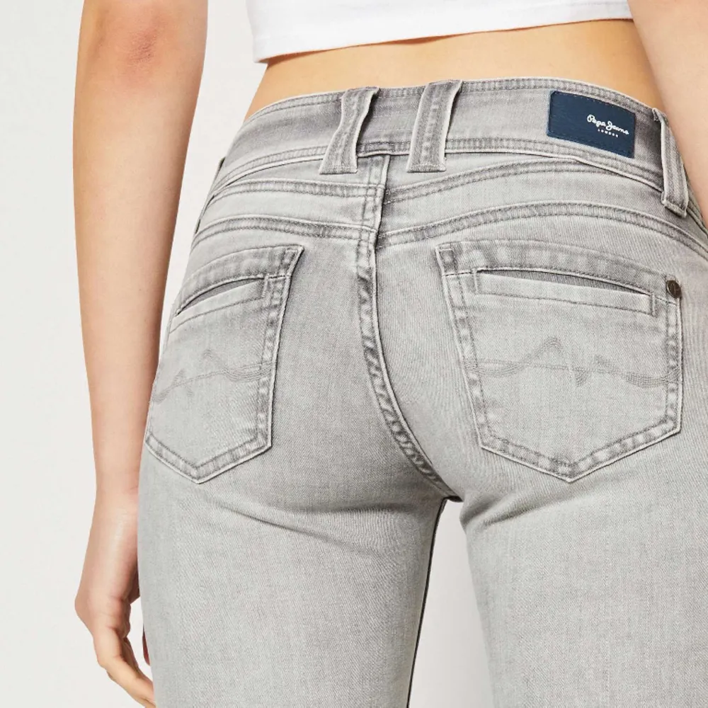 Jätte fina pepe jeans i storlek 26x30.Säljer eftersom att dom inte kommer till användning.Skriv för egna bilder.Inga defekter💗. Jeans & Byxor.