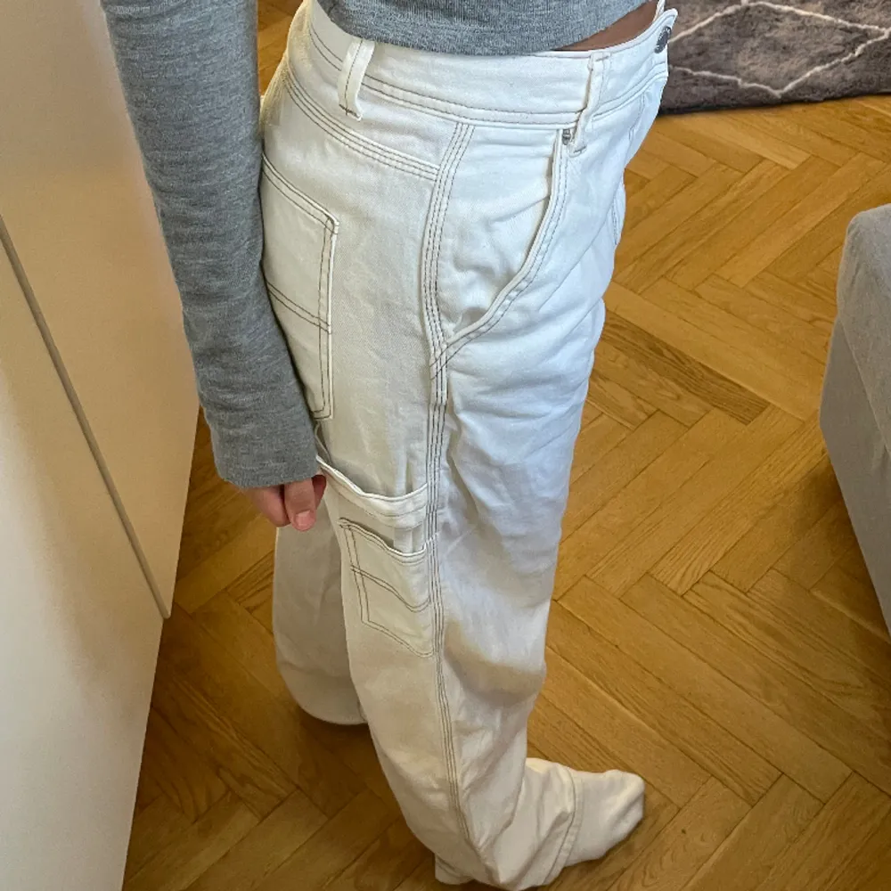 Vita lågmidjade cargo jeans, storlek 38. Jeans & Byxor.