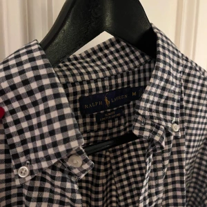 Ralph Lauren skjorta - Skjorta från Ralph Lauren i svart/vit. Slim fit i storlek M