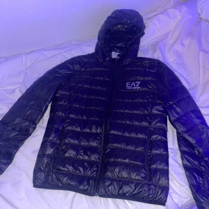 ea7 Armani Jacka - Säljer denna jacka då jag har köpt en ny. Kvitto finns