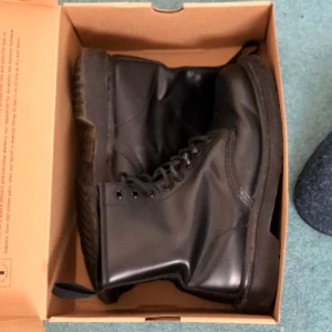 Dr. Martens 1460 svart - Ascoola kängor från Dr. Martens! Klassiska 1460-modellen i äkta svart läder. Fint skick, nypris: 2000 kr.