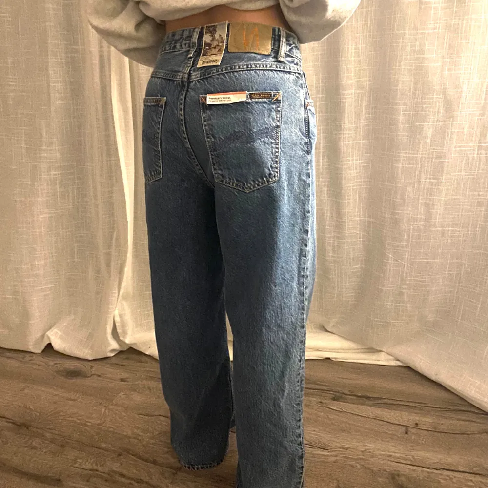 Helt nya sjukt fina jeans från Nudie Jeans Co. Dessa är midwaist och lite 90-tals”inspirerade”. Aldrig använda då dem helt enkelt inte kommer till användning. Lappar är kvar. Nypris ca 1000kr. Skriv vid frågor eller fler bilder🌟. Jeans & Byxor.