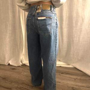 Helt nya sjukt fina jeans från Nudie Jeans Co. Dessa är midwaist och lite 90-tals”inspirerade”. Aldrig använda då dem helt enkelt inte kommer till användning. Lappar är kvar. Nypris ca 1000kr. Skriv vid frågor eller fler bilder🌟