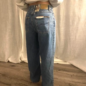 Nudie Jeans - Helt nya sjukt fina jeans från Nudie Jeans Co. Dessa är midwaist och lite 90-tals”inspirerade”. Aldrig använda då dem helt enkelt inte kommer till användning. Lappar är kvar. Nypris ca 1000kr. Skriv vid frågor eller fler bilder🌟