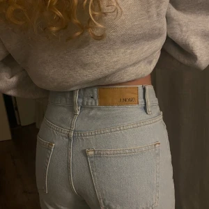 Ljusblå Junkyard-jeans - Sjukt fräscha jeans från junkyard. Knappt använda då dom är för små för mig. Jeansen skulle jag säga är midwaist beroende på hur långt upp/ner man sätter dem🌟Jeansen är i storlek 25. Skrynklet försvinner vid tvätt. Skriv för fler bilder eller frågor🤩