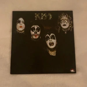 Kiss vinylskiva - Kiss vinylskiva helt oanvänd i perfekt skick! Säljer då jag inte äger en vinylspelare, 100kr+frakt