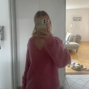 Fin rosa stickad tröja💕 - Fin, sparsamt använd tröja. Perfekt till sommaren😍 Om många visar intresse för tröjan startas budgivning. S men passar även M och XS.
