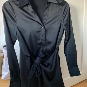 Satinklänning  - Säljer min klänning från bikbok då den är för kort💞 jättefin till fest e
