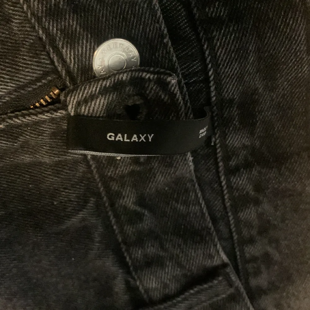 Svarta weekday byxor” Galaxy” fit Storlek: 34/32  Skick: 9/10  Rätt så använda Pris går att diskutera . Jeans & Byxor.