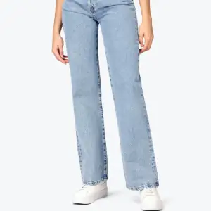 Ljus blåa jeans nerver denim. Köpte på bikbok. Model: 550 regular wide. Inga defekter.💗  Storlek 25/32 Skulle säga tar dem passar någon som är ungefär 170 eller kortare. 
