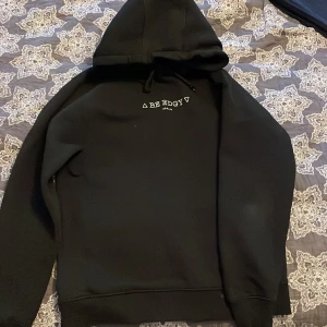 Hoodie - Hoodie med tryck ”BE EDGY” under ”BERLIN”, skick 10/10. Stor luva/huva. 