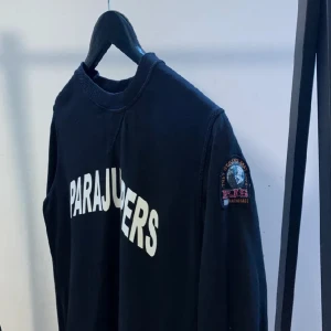 Parajumper Sweatshirt, bra skick - Bra skick, 8/10. Använd vid få tillfällen och har inga skador. Normal och bra i passformen. Priset är så pass lågt då den ej passar mig längre