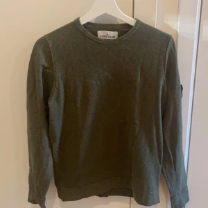 Stone Island tröja - Mörkgrön - Köpt i andrahand men i bra skick. Knappt använd Skick 8/10  Storlek S, passar nog även XS då den är liten i storlek 