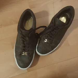 Michael kors - Fina sneakers av Michael kors.  Stl 37.5  Djur och röktfritt hem.  Annonsen ligger på flera sidor.  