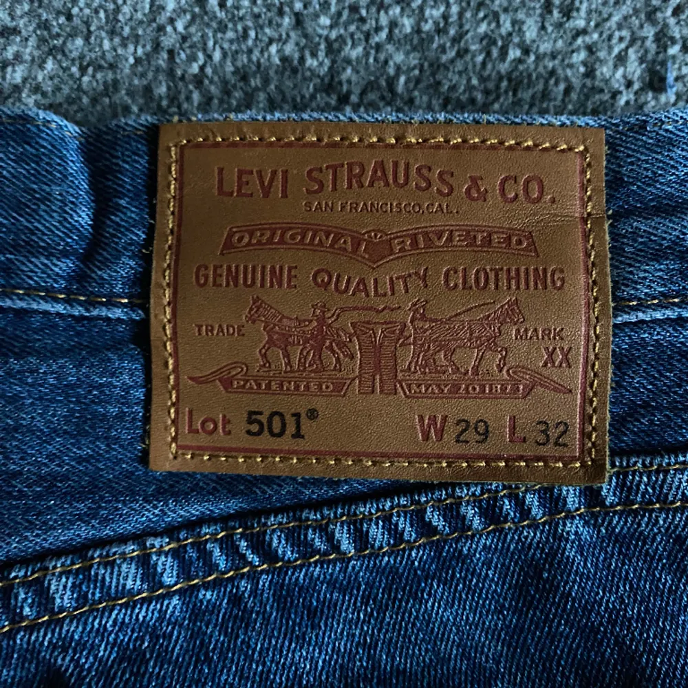 Helt oanvända Levis jeans köpte för 800kr för ungefär 2 veckor sedan. Säljer pga fel storlek. Dm om man har några frågor om jeansen. Jeans & Byxor.