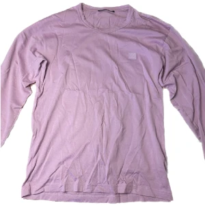 Acne Studios Tröja Nash L Face i toppenskick - Acne Studios Tröja Nash L Face i toppenskick i en rosalila färg i strl S men är lite oversized 💕 